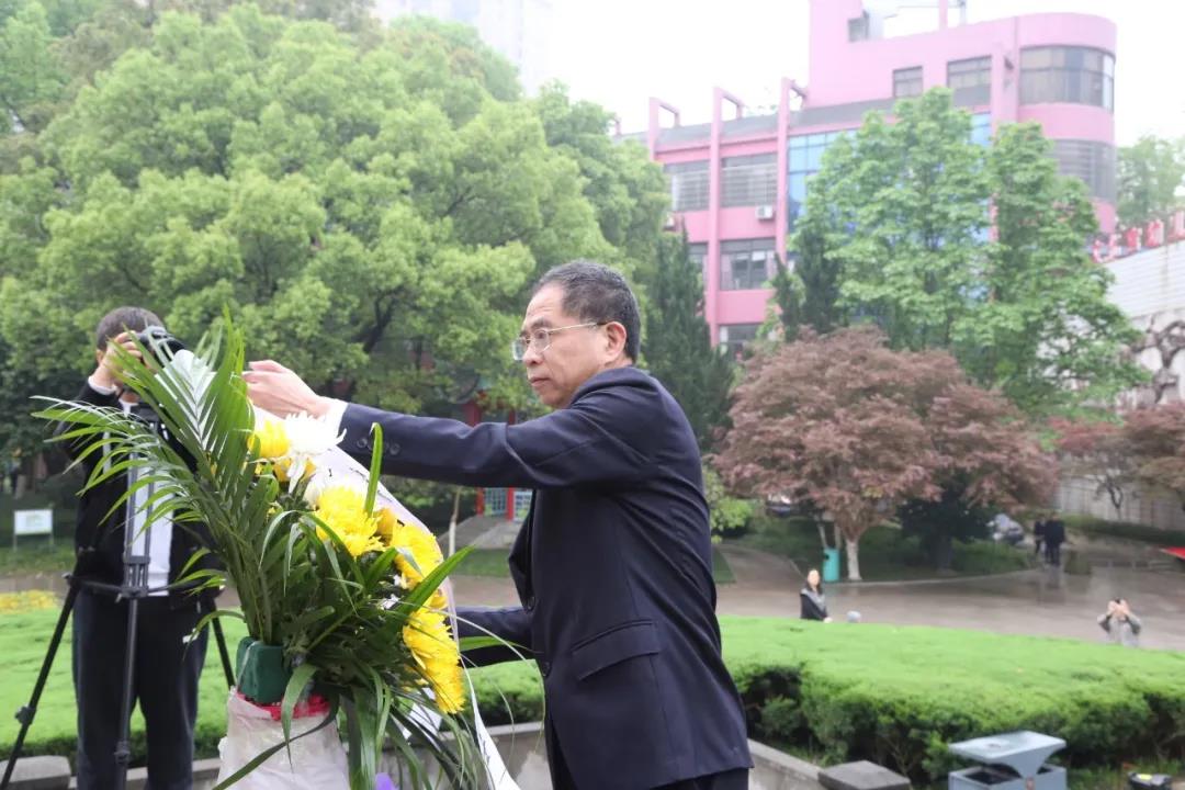 民革常德市委举行祭扫常德会战阵亡将士墓活动(图4) 民革常德市委举行祭扫常德会战阵亡将士墓活动(图4)