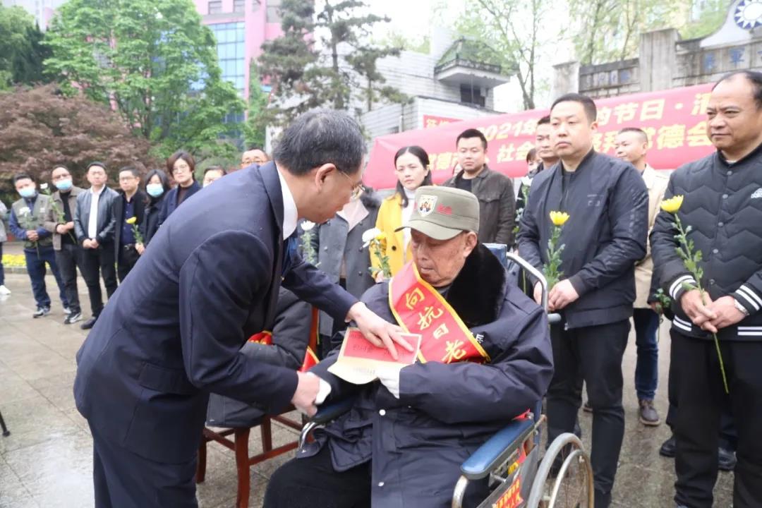 民革常德市委举行祭扫常德会战阵亡将士墓活动(图3) 民革常德市委举行祭扫常德会战阵亡将士墓活动(图3)
