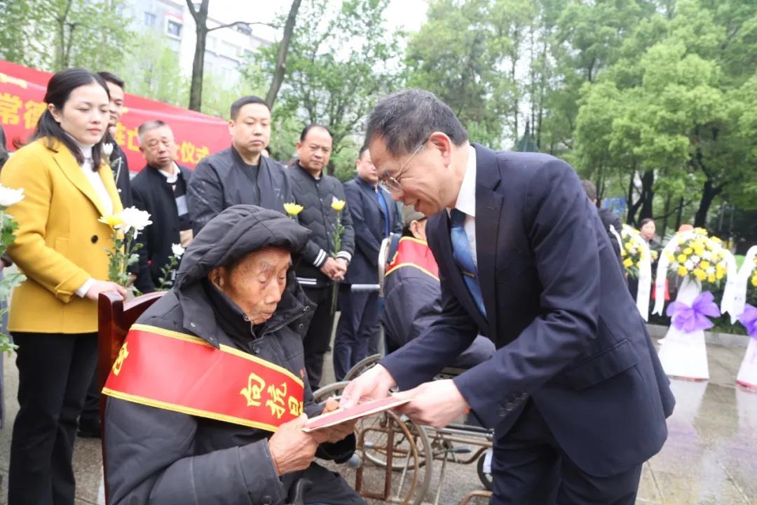民革常德市委举行祭扫常德会战阵亡将士墓活动(图2) 民革常德市委举行祭扫常德会战阵亡将士墓活动(图2)