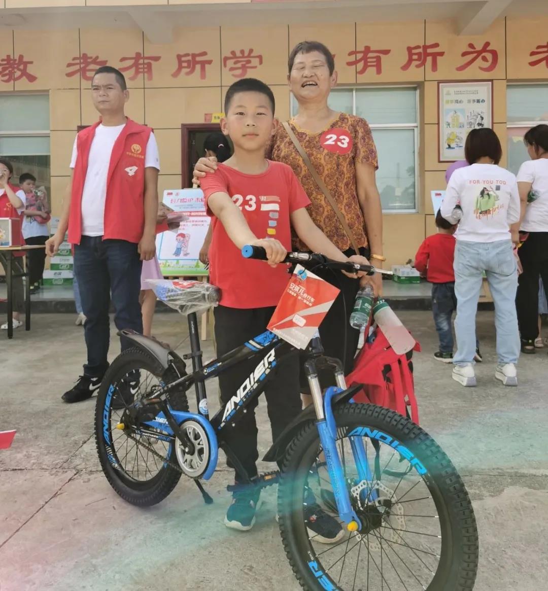 【合力监护 未爱护航】民革德山总支开展服务儿童之家庆“六一”暨未保法宣传活动(图2) 【合力监护 未爱护航】民革德山总支开展服务儿童之家庆“六一”暨未保法宣传活动(图2)